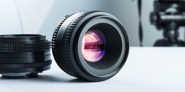 Set of DSLR lenses on a white table in stuidio, against the background of the DSLR camera to light and softbox.